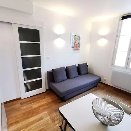 2 Pieces Au Coeur De / Rue Des Bains