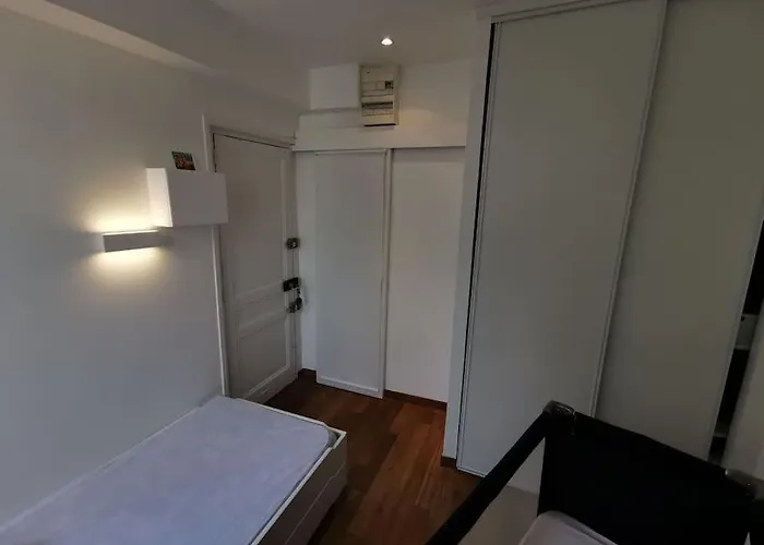 2 Pieces Au Coeur De / Rue Des Bains